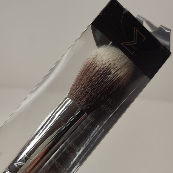 Sigma Beauty F03 cheekbone highlighter brush - Picture 4 of 7